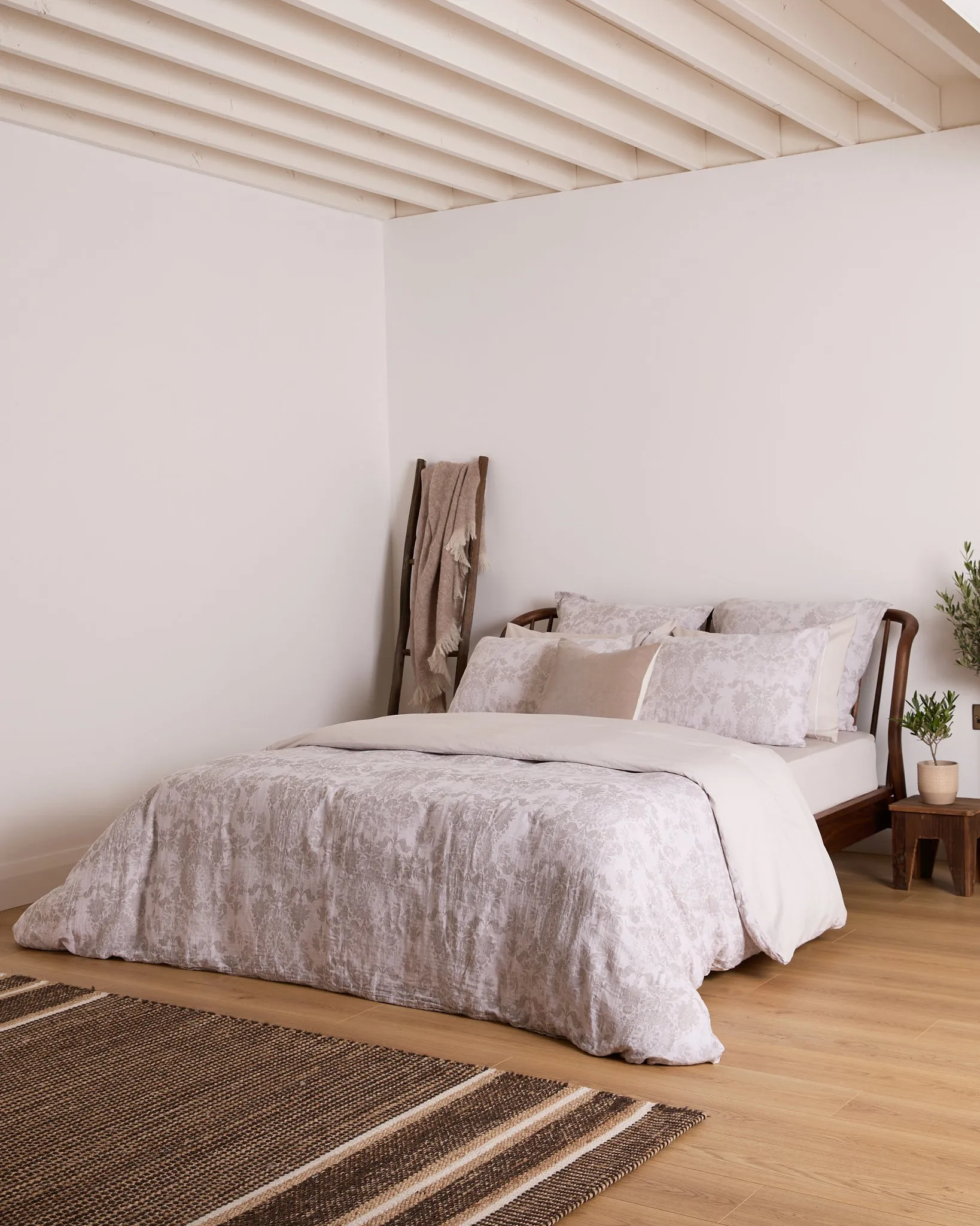 Foxford Standard Nacre Pillowcase with Rolenio