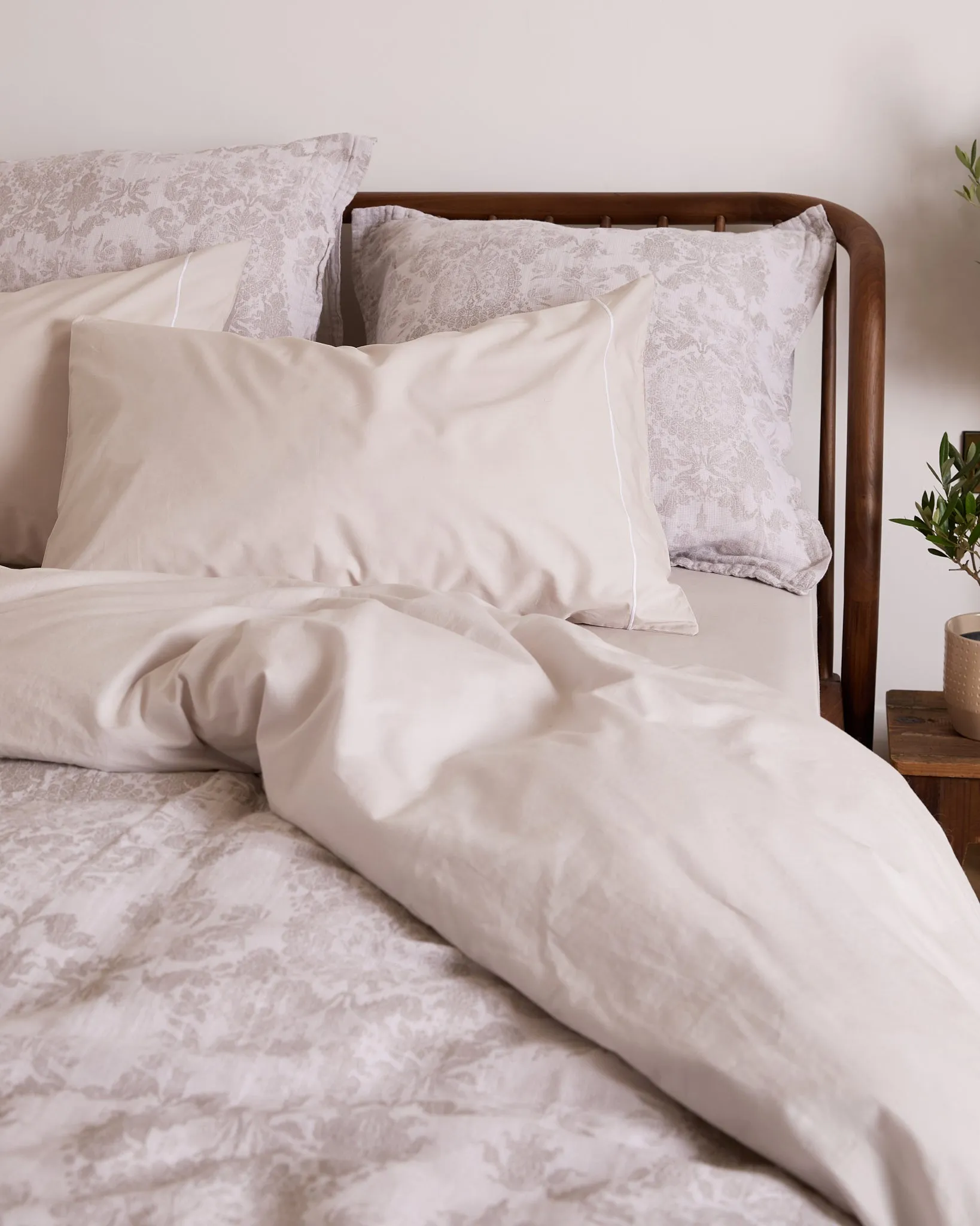 Foxford Standard Nacre Pillowcase with Rolenio